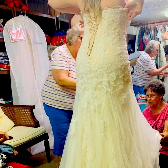 Maggie Sottero wedding dress size 14 has corset back. - Picture 1 of 10